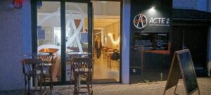 Entrée du restaurant en soirée